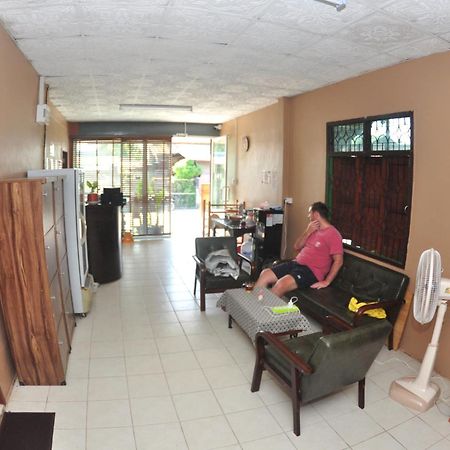 פאי Sharky'S Hostel מראה חיצוני תמונה